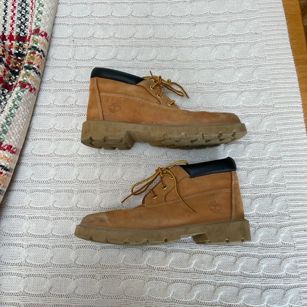Timberland sz 4.5 tan wheat leather work boots. Pre-owned with scuffs/marks